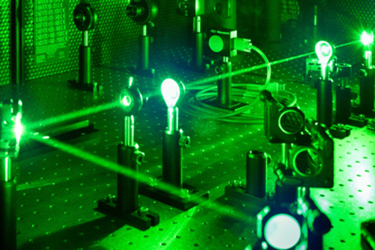 machine analyzing light reflection